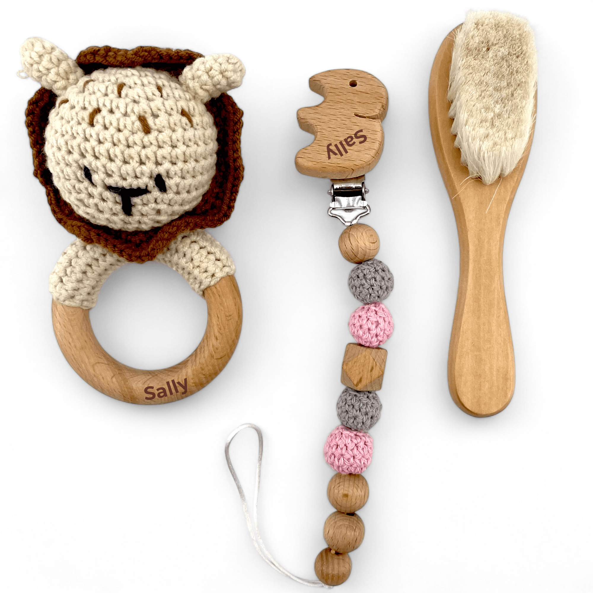 Coffret cadeau personnalisé pour bébé avec hochet lion crocheté et brosse gravée