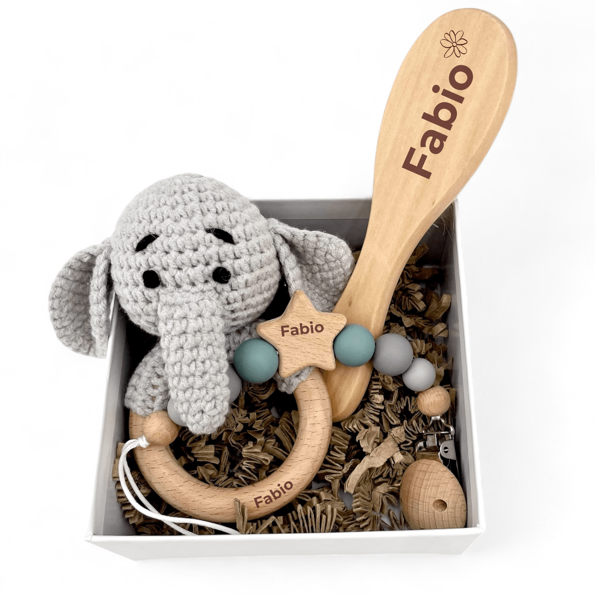 Coffret d'accessoires pour bébé personnalisé avec hochet éléphant crocheté et brosse gravée