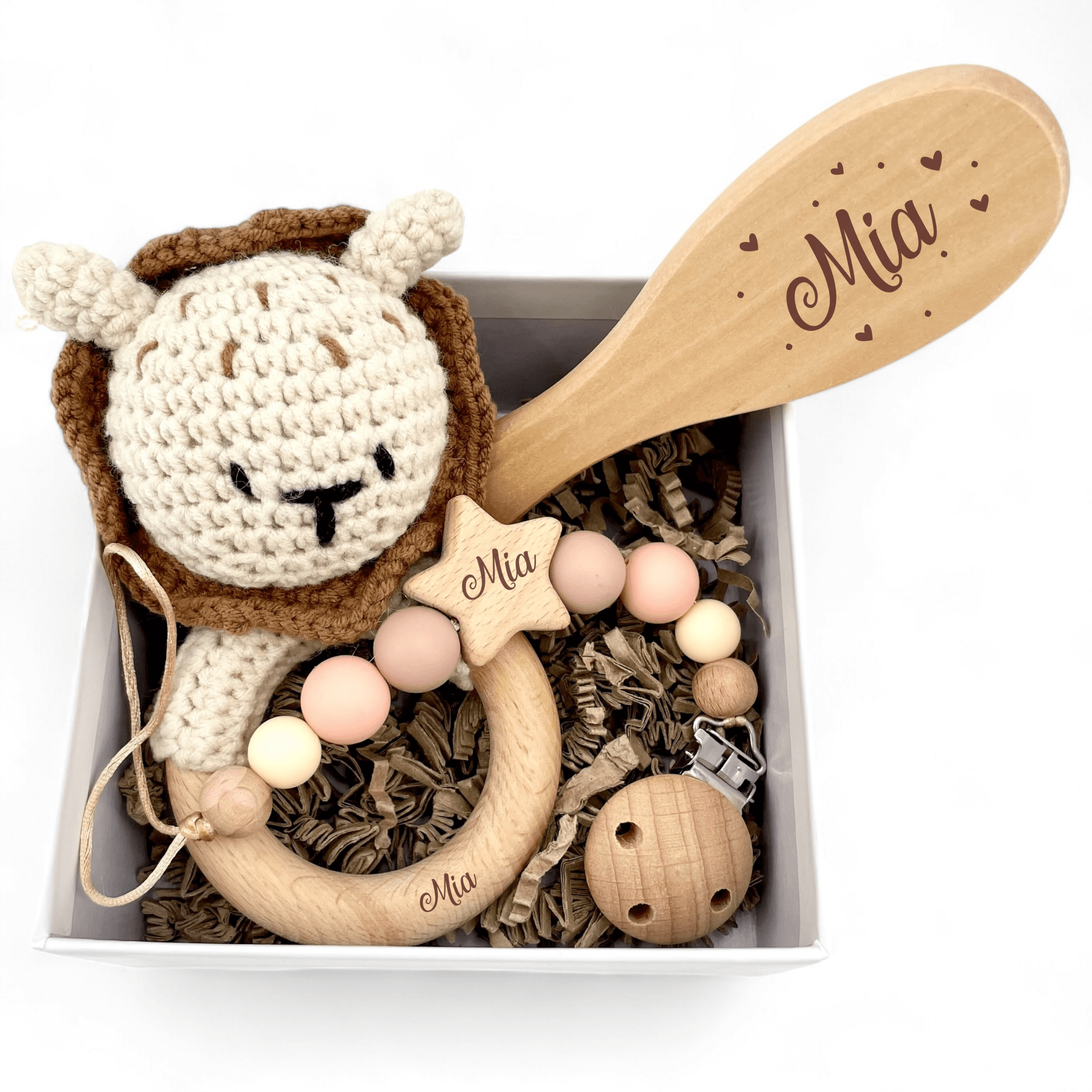 Coffret personnalisé d'accessoires pour bébé avec hochet lion crocheté et brosse gravée