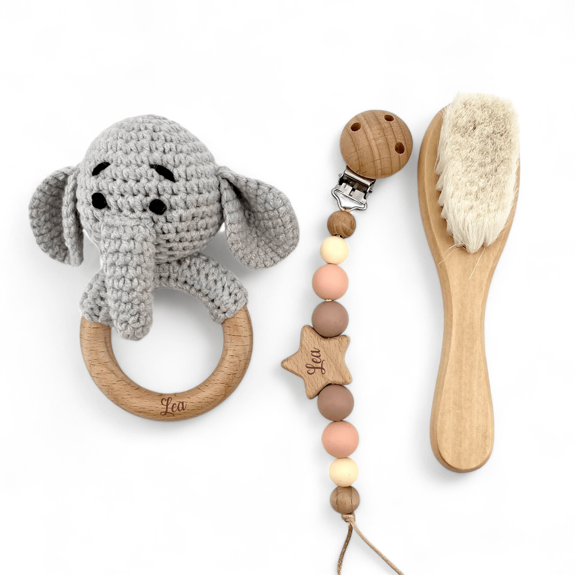 Coffret d'accessoires pour bébé personnalisé avec hochet éléphant crocheté et brosse gravée