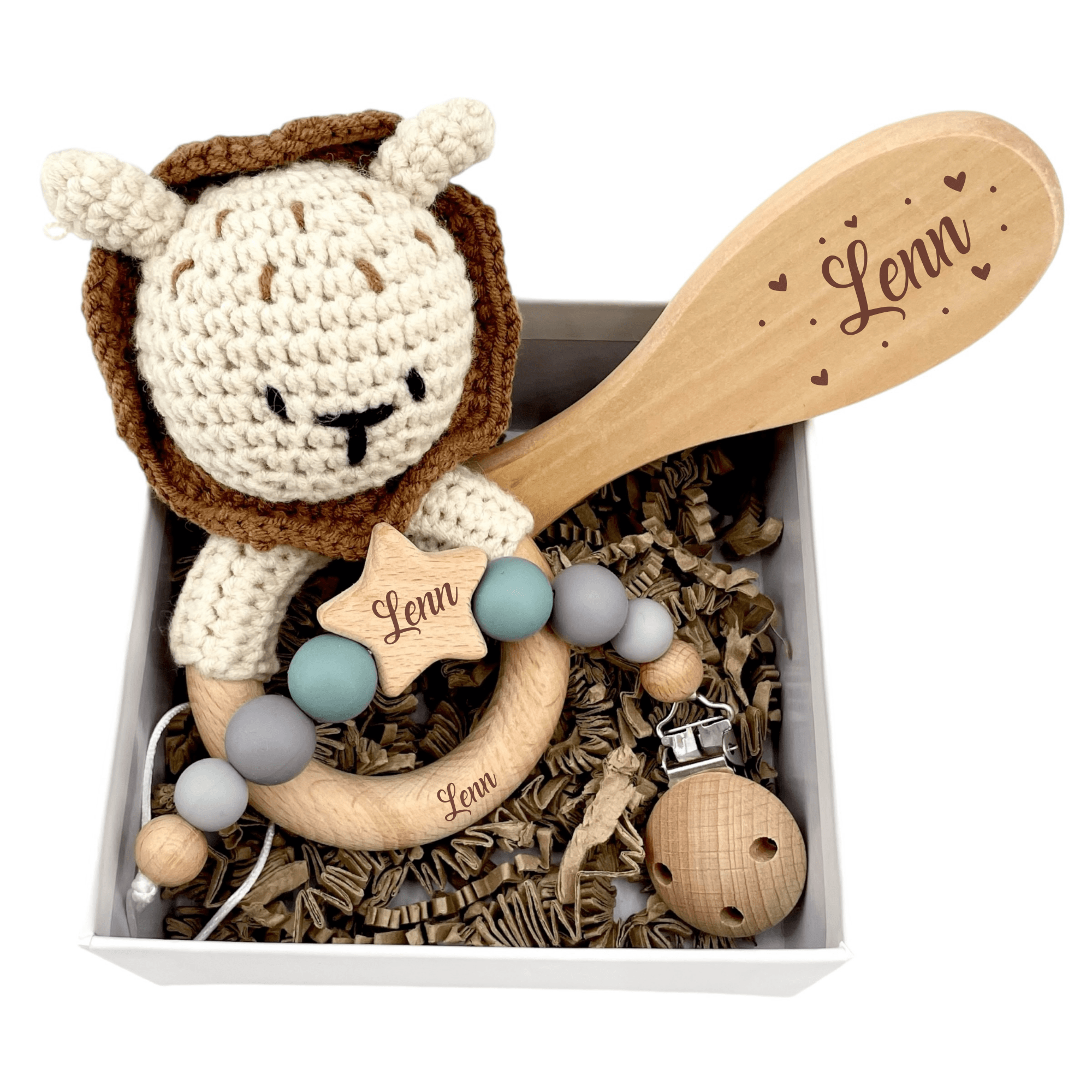 Coffret personnalisé d'accessoires pour bébé avec hochet lion crocheté et brosse gravée