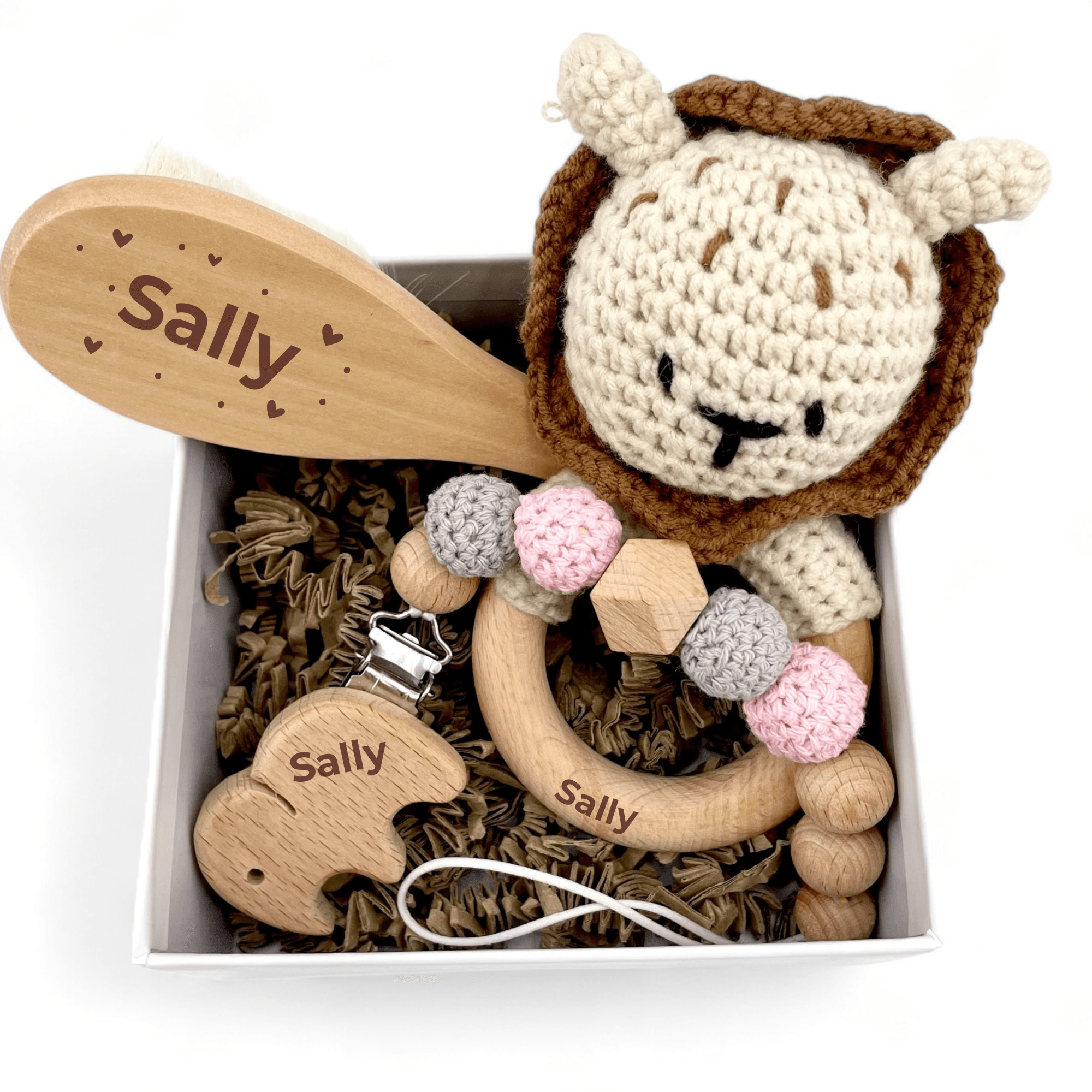 Coffret cadeau personnalisé pour bébé avec hochet lion crocheté et brosse gravée